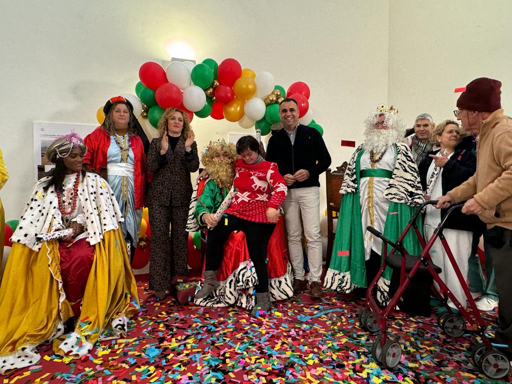 Los Reyes Magos visitan a los usuarios de los Centros Sociales de la Diputación