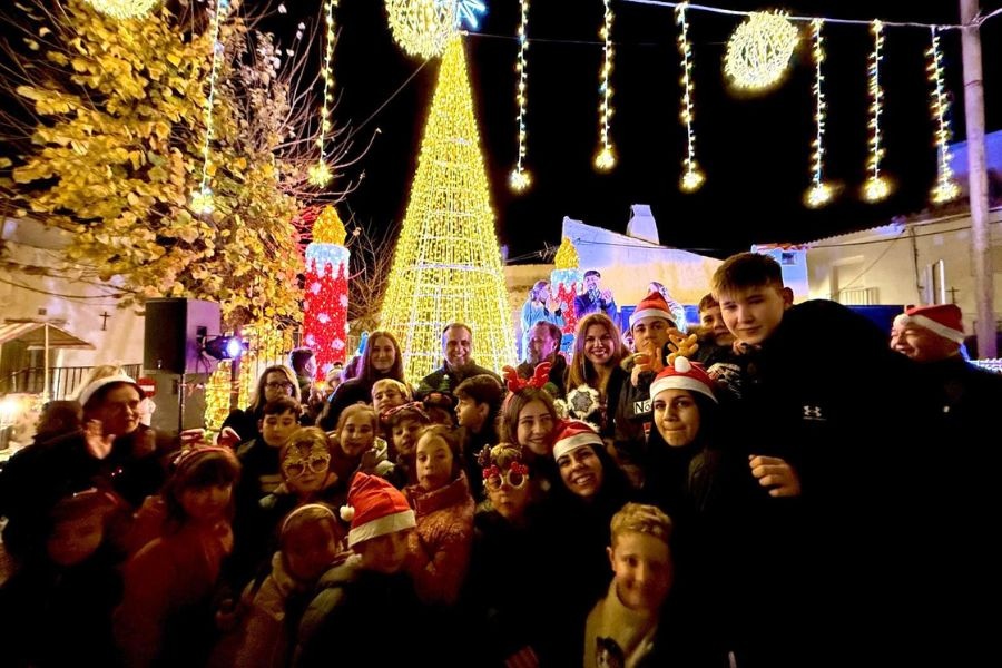 Diputación enciende la Navidad en Polícar dentro del programa provincial de apoyo a los pequeños municipios