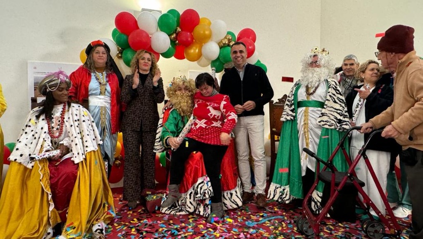 Los Reyes Magos visitan a los usuarios de los Centros Sociales de la Diputación