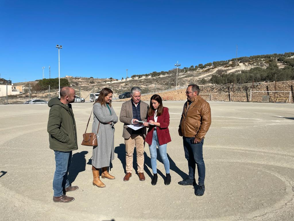 Diputación destina más de 100.000 euros a la colocación de césped artificial en el campo de fútbol municipal de Jayena