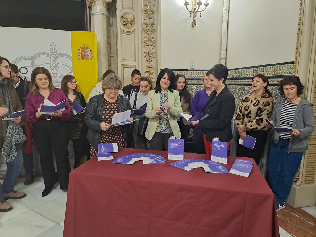 Una guía editada por la Diputación, la Subdelegación y Ayuntamiento recoge, por primera vez, todos los recursos a disposición de las mujeres víctimas ...