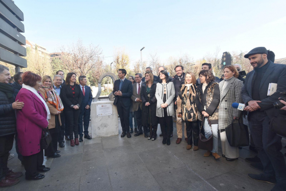 Granada inaugura una escultura en homenaje a las personas con problemas de salud mental
