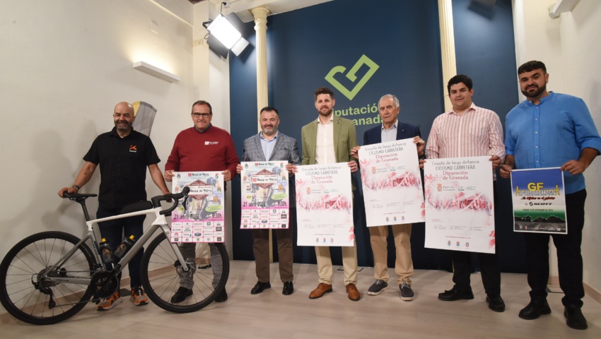  El diputado de Deportes e Instalaciones Deportivas, Eric Escobedo, junto al delegado de la Federación Andaluza de Ciclismo en Granada, Ángel Camarero, ha presentado el Circuito de Larga Distancia de Carretera 