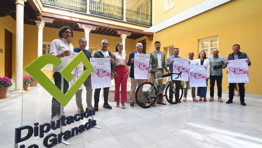 El diputado de Deportes e Instalaciones Deportivas, Eric Escobedo, junto al delegado de la Federación Andaluza de Ciclismo en Granada, Ángel Camarero, ha presentado el Circuito Provincial de Ciclismo de Carretera Escuelas y Cadetes Diputación de Granada