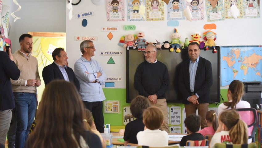 El presidente de la Diputación de Granada, Francis Rodríguez junto al alcalde de Lugros, Agustín Fernández, durante su visita al colegio del municipio