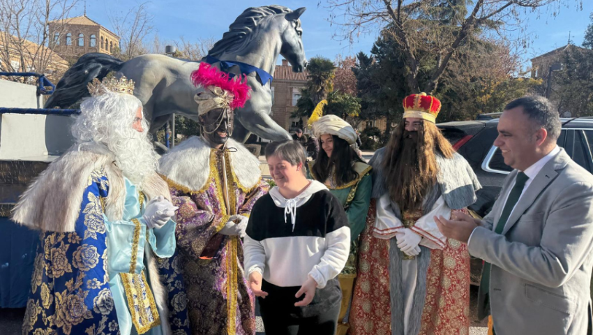 Los Reyes Magos visitan a los usuarios de los Centros Sociales