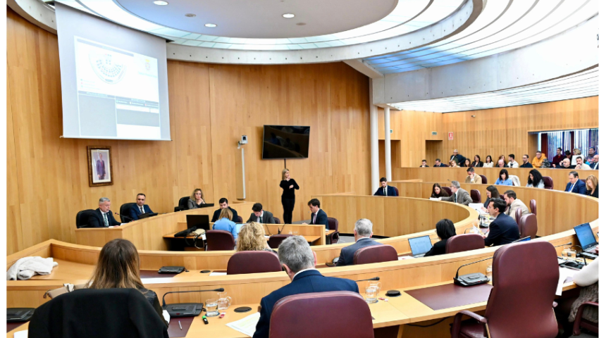 La institución provincial insta al Gobierno y a la Diputación de Jaén a mejorar la conectividad del Aeropuerto