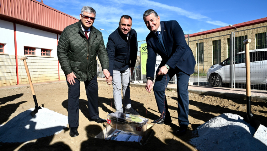 Diputación coloca la primera piedra de las obras del Parque de Bomberos de Guadix, con una inversión de 1,7 millones de euros