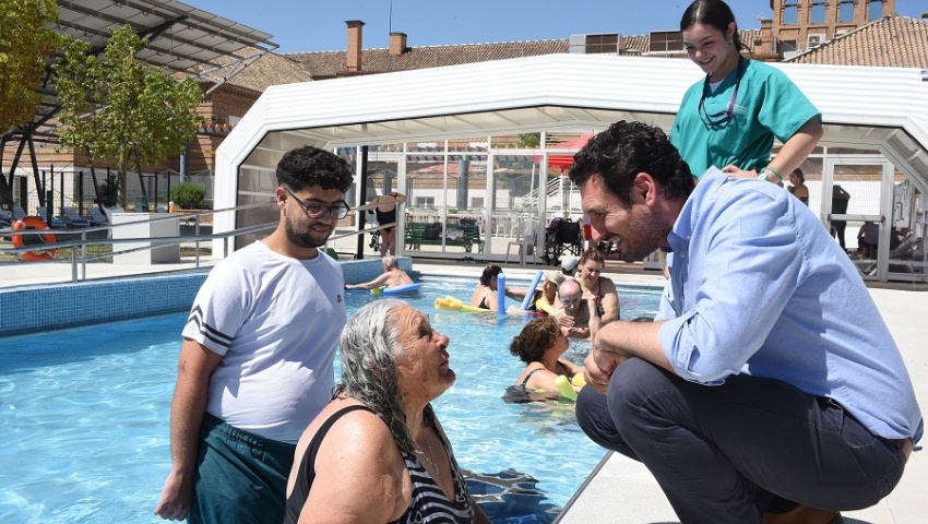 Los usuarios del Centro Ocupacional Reina Sofía disfrutan por primera vez de sesiones de fisioterapia acuática