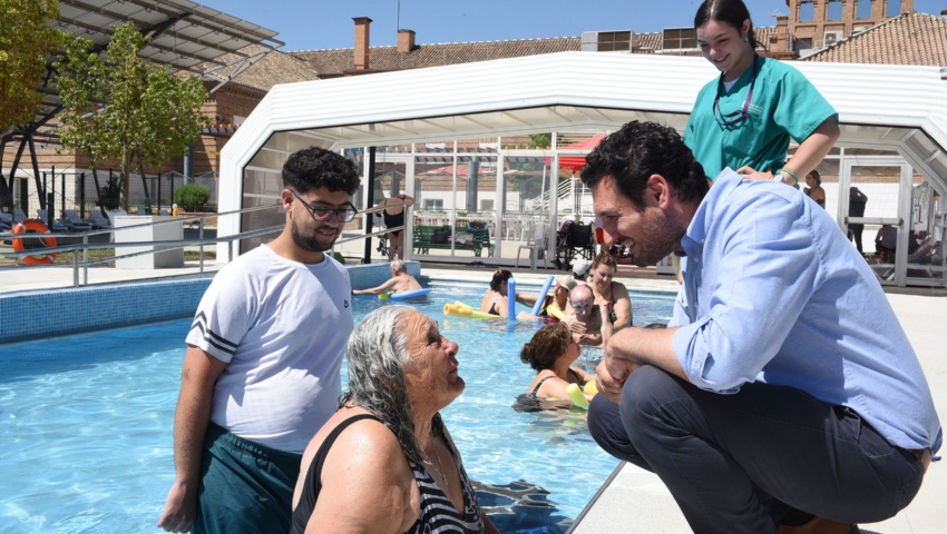 El diputado de Centros Sociales, Mayores y Juventud, Roberto González, en una visita a la piscina del Centro Ocupacional Reina Sofía de la Diputación de Granada