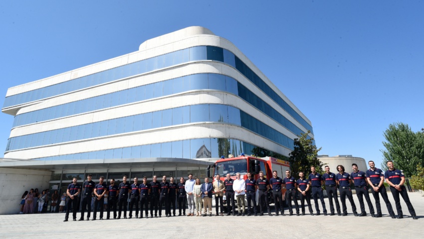 El presidente de la Diputación de Granada, Francis Rodríguez, junto a los 22 nuevos bomberos