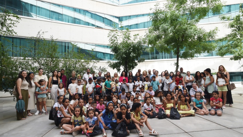 La diputada de Bienestar Social, Igualdad y Familia, Elena Duque, junto a los niños saharauis participantes este año en el programa Vacaciones en paz