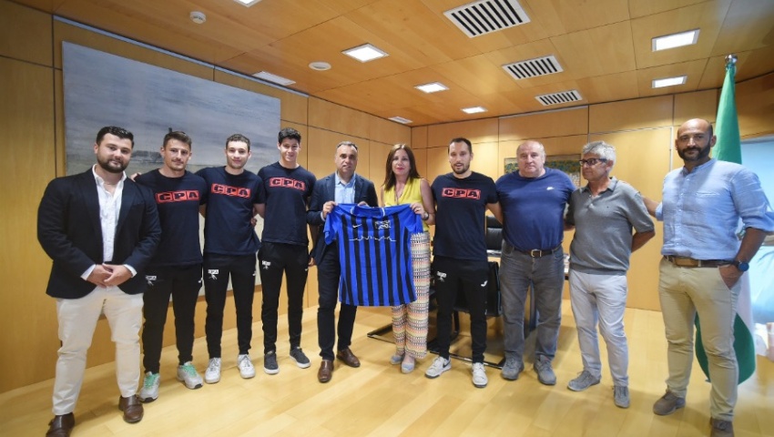 Rodríguez recibe al Club Patín Alhambra de Cájar tras su ascenso a la segunda división nacional