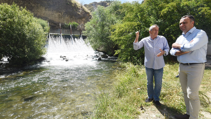 Rodríguez anuncia que Diputación apoyará la recuperación de la antigua central eléctrica de Pinos Genil