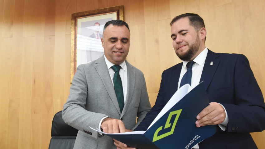 El presidente de la Diputación de Granada, Francis Rodríguez, junto al diputado de Obras Públicas y Vivienda, José Ramón Jiménez