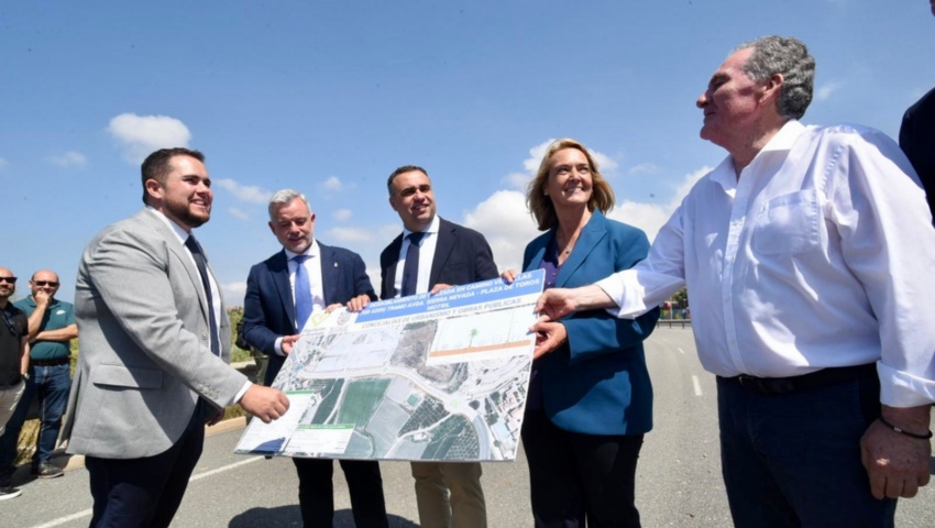 El presidente de la Diputación de Granada, acompañado del diputado de Obras Públicas y Vivienda, José Ramón Jiménez y la alcaldesa de Motril, Luisa García Chamorro