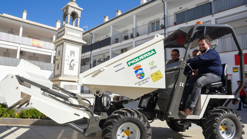 El diputado de Agua, Promoción Agraria y Medio Ambiente junto al alcalde de Dílar supervisan el nuevo vehículo de recogida de residuos para el municipio