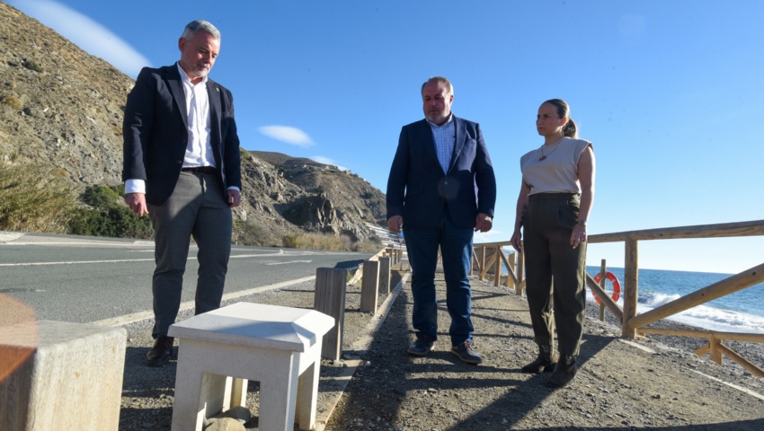 El camino peatonal que conecta el Castillo de Baños con La Mamola ya luce su iluminación exterior