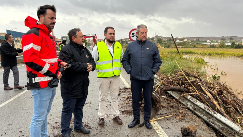 El diputado de Emergencias, Eduardo Martos junto al diputado de Obras Públicas, José Ramón Jiménez visitan las zonas afectadas por las fuertes lluvias