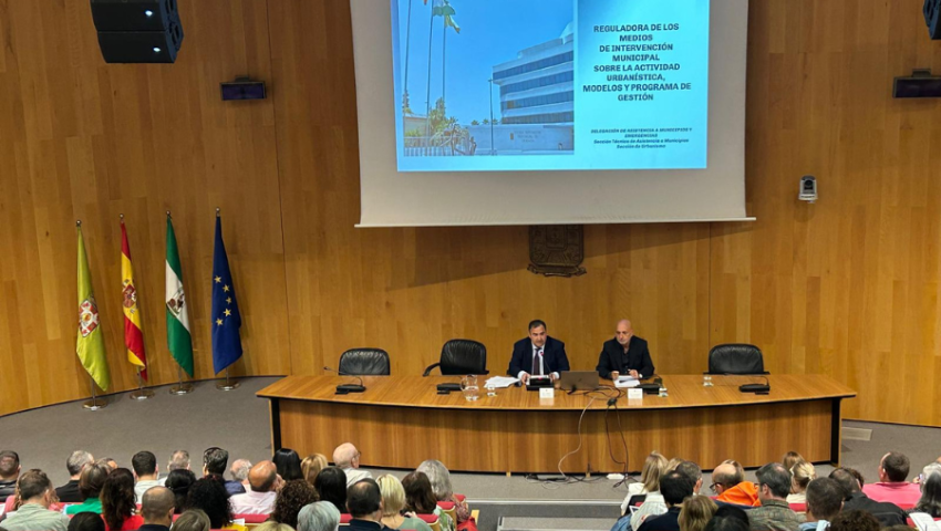 Los ayuntamientos de la provincia reciben el nuevo modelo de ordenanza reguladora de intervención municipal sobre la actividad urbanística