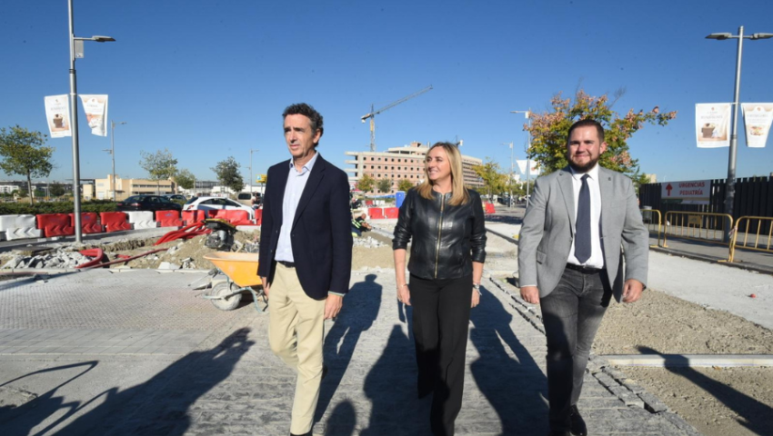 La nueva glorieta de acceso al Hospital de San Cecilio del PTS estará lista para antes de Navidad