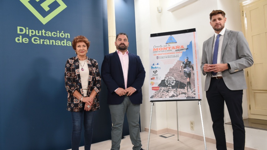 El diputado de Deportes e Instalaciones Deportivas, Eric Escobedo, junto al alcalde de Puebla de Don Fadrique, Jesús Fernández