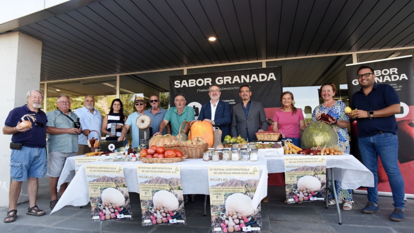 El diputado de Fondos Europeos, Desarrollo Industria y Empleo, Antonio Díaz, junto a la concejala de Agricultura de Nigüelas, Maria Lina Ortega, y el presidente de la Asociación Hortoan, José Miguel Romero 