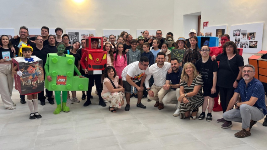 Usuarios del Reina Sofía y alumnos del CEIP Juan XXIII de Caniles comparten una jornada de teatro en los Centros Sociales de Diputación