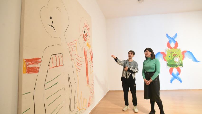 La diputada de Cultura, Pilar Caracuel, junto a Fran Baena presentan la exposición Hyperpop