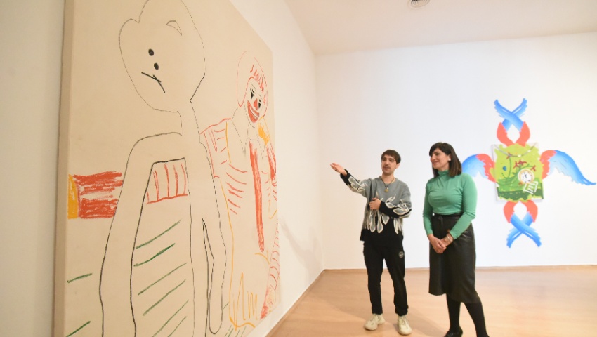 La exposición “Fran Baena. hyperpop” llega al Palacio de los Condes de Gabia con una combinación entre pintura digital y técnicas clásicas