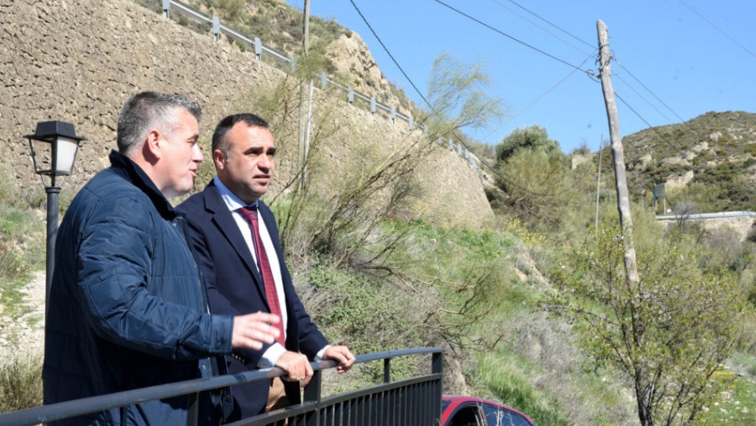 El presidente provincial, Francis Rodríguez, y el alcalde de Quéntar, Francisco José Martín