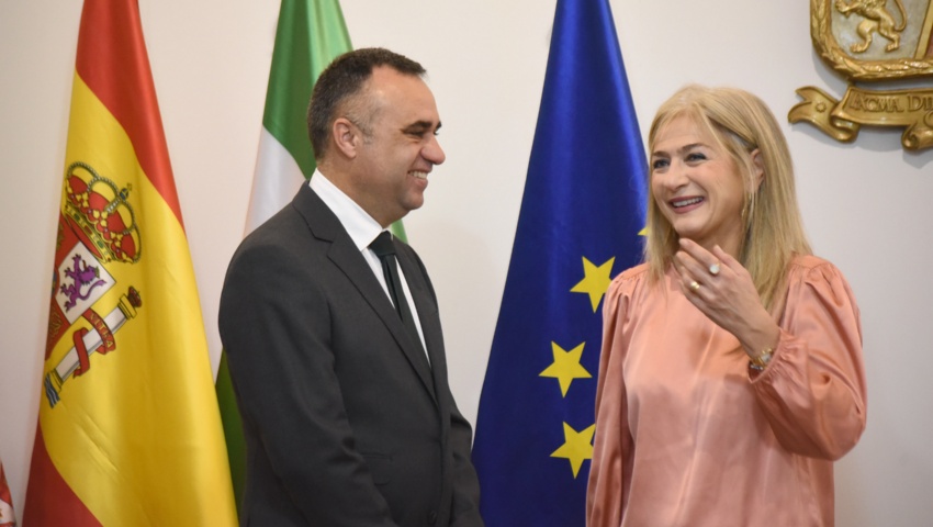 El presidente de la Diputación, Francis Rodríguez, junto a la Consejera de Desarrollo Educativo y Formación Profesional, Patricia del Pozo