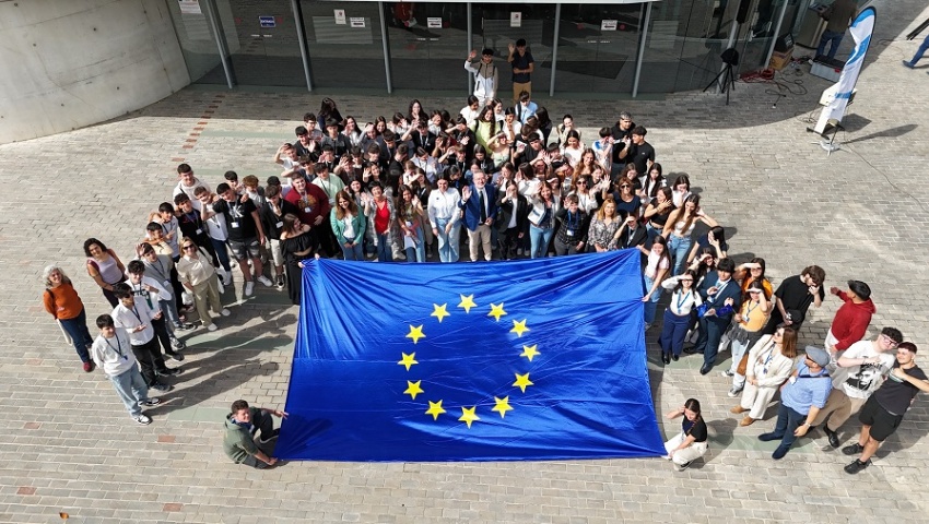 Un centenar de alumnos de centros embajadores del Parlamento Europeo en la provincia de Granada participan el Día de Europa promovido por la Diputació...