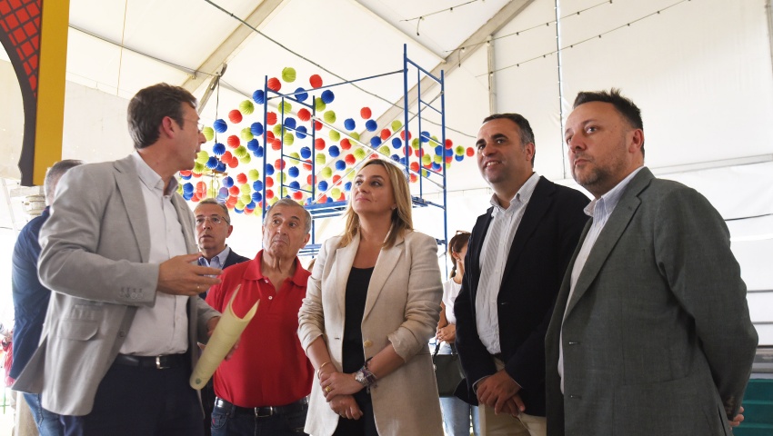 Francis Rodríguez y Marifrán Carazo han revisado los últimos preparativos de la caseta que, por primera vez, Diputación y Ayuntamiento compartirán en el Recinto Ferial