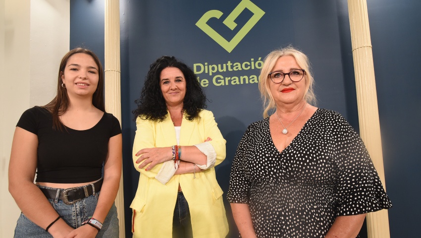 La diputada de Bienestar Social, Igualdad y Familia, Elena Duque, junto a trabajadoras de la Asociación Granadina de Amistad con la República Árabe Saharaui Democrática