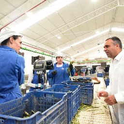 El presidente visita varias cooperativas de Huétor Tájar