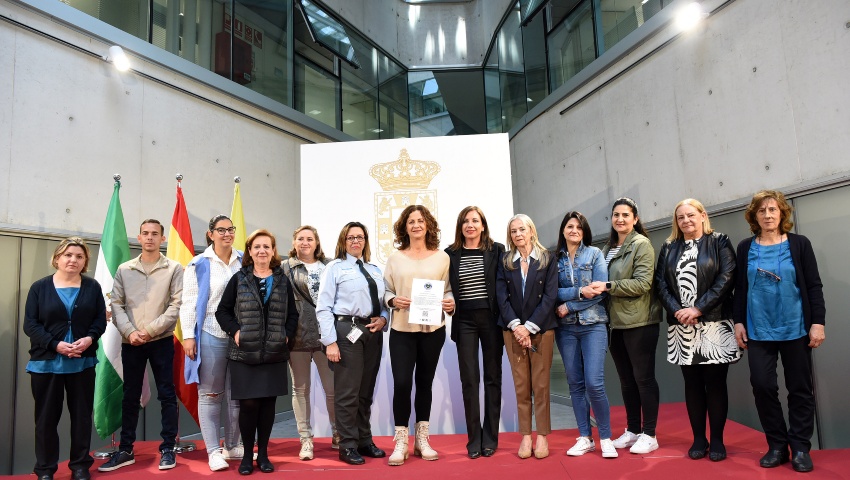 La vicepresidenta IV de la Diputación de Granada, Mónica Castillo de la Rica, acompañada de representantes de la Plataforma Nuestro Corazón por Bandera