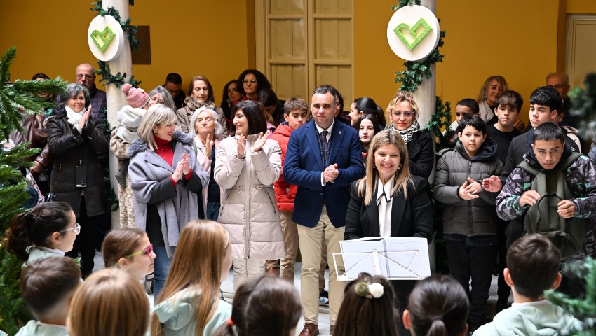 El Palacio de Niñas Nobles, sede de Presidencia de la Diputación de Granada, ha abierto hoy sus puertas a la Navidad con ‘El Mundo de los Sueños’, una experiencia mágica diseñada para hacer disfrutar a las familias, pero sobre todo a los más pequeños de la casa
