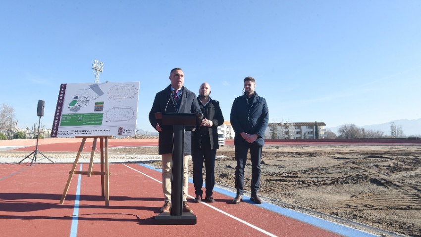 La Ciudad Deportiva de Diputación inicia su remodelación con la sustitución del césped natural del campo de fútbol-rugby