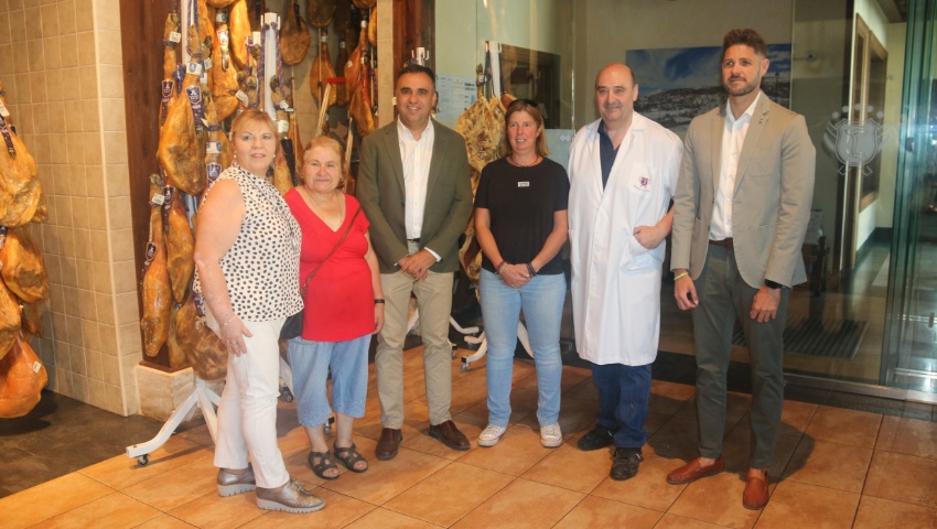El presidente de la Diputación de Granada, Francis Rodríguez, junto al diputado de Deportes, Eric Escobedo, y el alcalde de Juviles