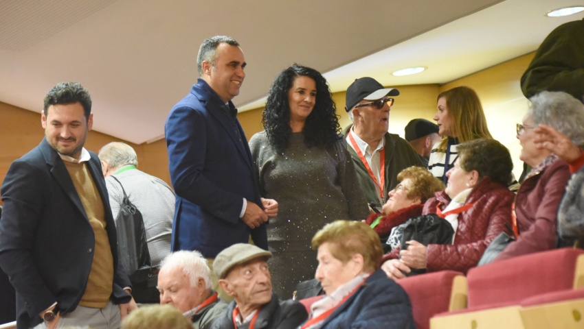 El presidente, Francis Rodríguez; diputado de Mayores, Roberto González y la diputada de Bienestar Social y Familia, Elena Duque, presentando la Convivencia de Mayores en Navidad