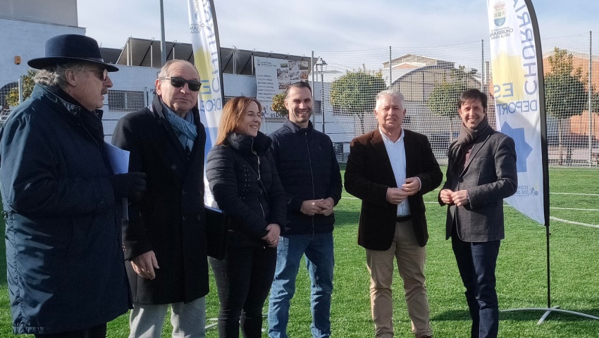 Diputación financia la sustitución del césped del campo municipal de fútbol 7 de Churriana de la Vega
