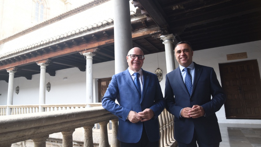 Francis Rodríguez, presidente, junto a Pedro Mercado, el rector de la UGR