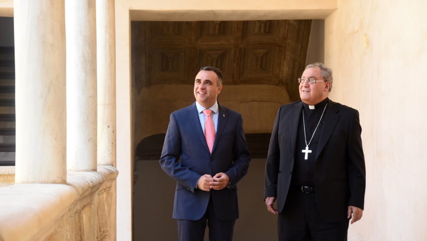 Francis Rodríguez, el presidente de la Diputación, junto al arzobispo de Granada, José María Gil Tamayo