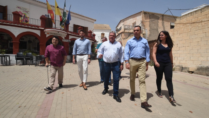 Visita a Turón de Francis Rodríguez, presidente de la Diputación, junto a Eric Escobedo, vicepresidente, y María Vera, diputada de Reto Demográfico
