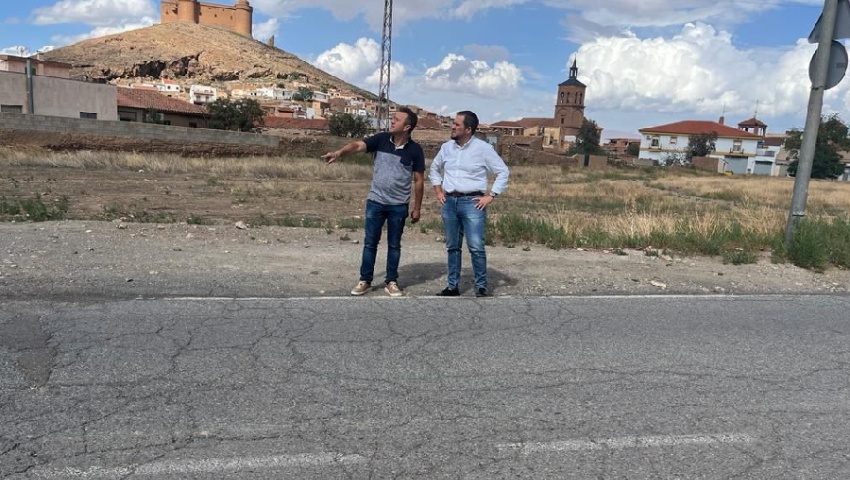 Obras se compromete a arreglar el firme de la GR-5104 a su paso por el municipio de La Calahorra