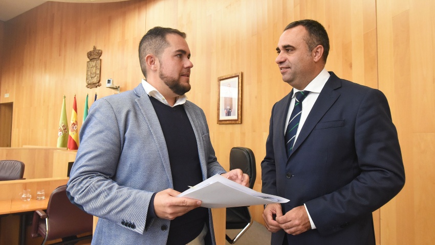 El presidente, Francis Rodríguez, junto al diputado de Obras, José Ramón, durante el Pleno