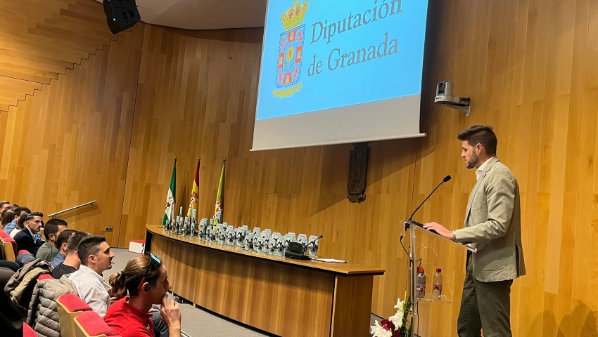 Eric Escobedo, diputado de Deportes, en el acto de clausura del XVI Circuito Provincial de Travesías a Nado