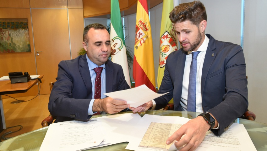 El diputado de Deportes, Eric Escobedo, junto al presidente de la Diputación, en el pleno Ordinario