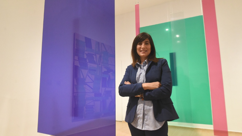 Pilar Caracuel, diputada de Cultura y Educación, junto a la obra ganadora del premio III Granada de Fondo a la Creación Artística